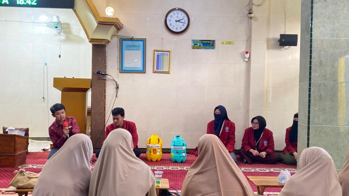 Mahasiswa PLP Umsida Edukasi Warga Gowah tentang Pemilahan Sampah