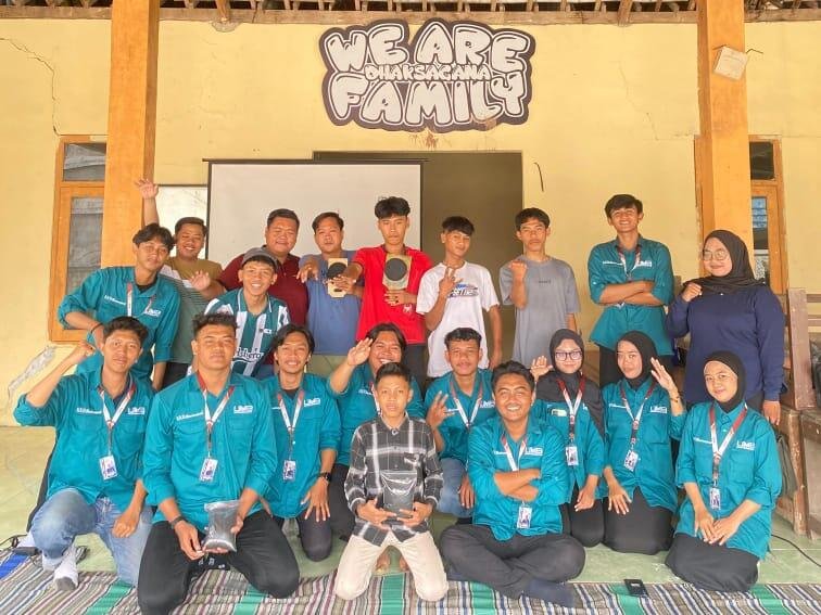 Manfaatkan Sekam Padi, Mahasiswa KKN UMG Uji Coba Pembuatan Briket di Dusun Geneng
