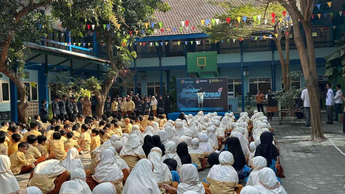 Mengikuti Pelaksanaan Pemilu Raya IPM Kids MI Muhammadiyah 1 Jombang