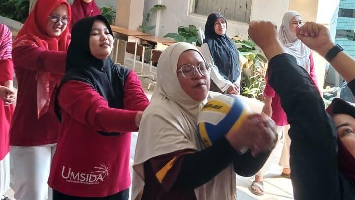 Merah Putih dan Tawa Pecah! Guru SAKRI Adu Kekompakan di Lomba Estafet HUT RI