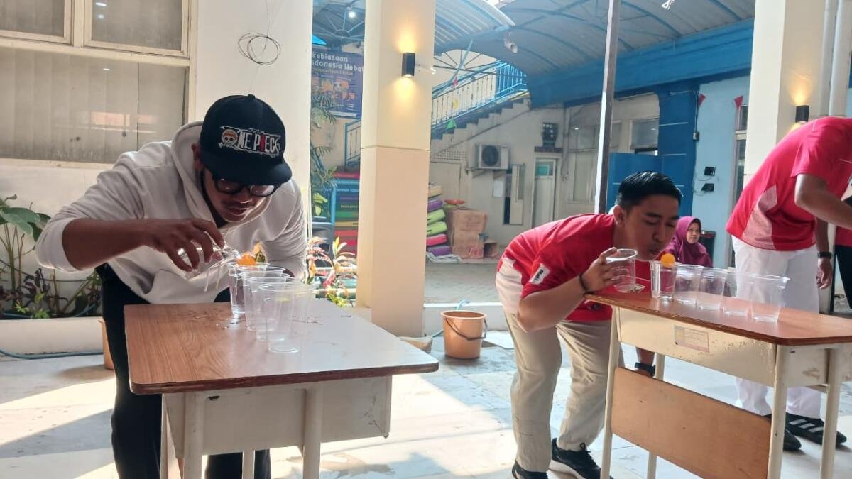 Merah Putih dan Tawa Pecah! Guru SAKRI Adu Kekompakan di Lomba Estafet HUT RI