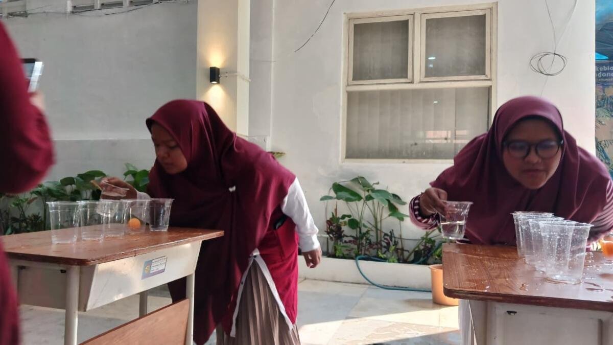 Merah Putih dan Tawa Pecah! Guru SAKRI Adu Kekompakan di Lomba Estafet HUT RI