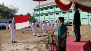 Merah Putih Terbentang di Maidanul Ma’had, 2.000 Santri Al-Ishlah Khidmat Ikuti Upacara HUT ke-81 RI
