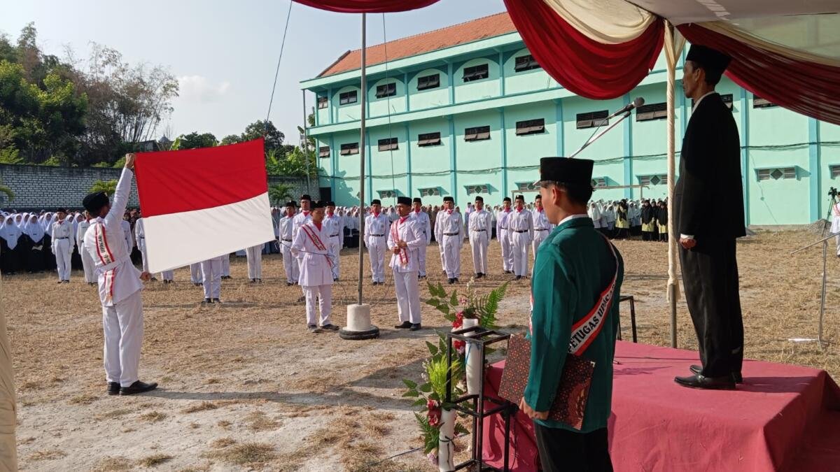 Merah Putih Terbentang di Maidanul Ma’had, 2.000 Santri Al-Ishlah Khidmat Ikuti Upacara HUT ke-81 RI