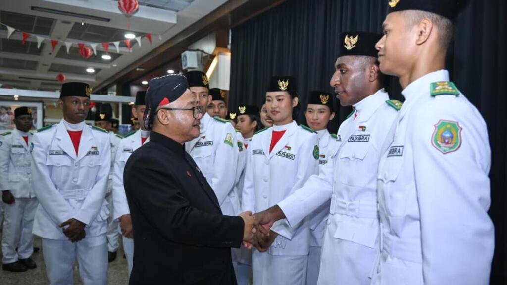 Murid Adem Kibarkan Merah Putih di Kemendikdasmen saat HUT ke-81 RI