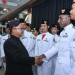Murid Adem Kibarkan Merah Putih di Kemendikdasmen saat HUT ke-81 RI