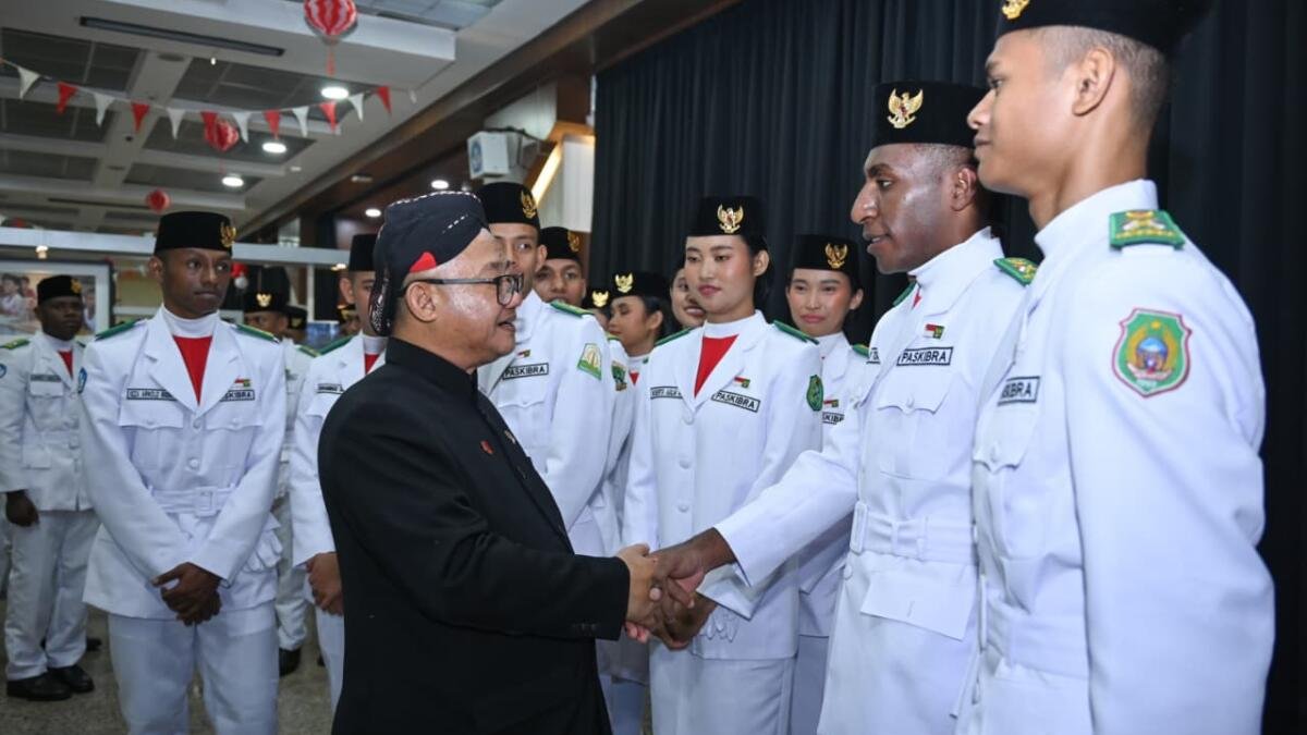 Murid Adem Kibarkan Merah Putih di Kemendikdasmen saat HUT ke-81 RI