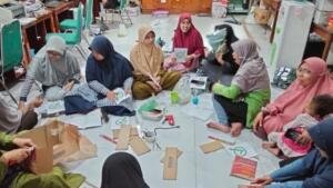 Panitia Fun Game 4 Dasawarsa Al-Ishlah Lembur Siapkan Atribut Lomba