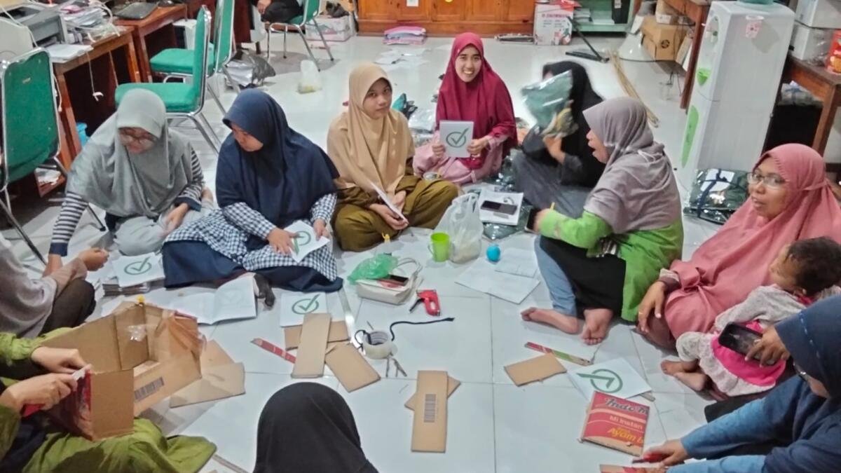 Panitia Fun Game 4 Dasawarsa Al-Ishlah Lembur Siapkan Atribut Lomba