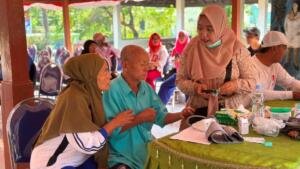 Peduli Kesehatan Masyarakat, KKN-T Umsida Gelar Pemeriksaan Tekanan Darah, Gula Darah, dan Fisioterapi Gratis