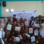 PK IMM Solitical Unesa Ajak Anak Panti Tanam Pohon Kebaikan