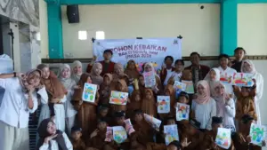 PK IMM Solitical Unesa Ajak Anak Panti Tanam Pohon Kebaikan