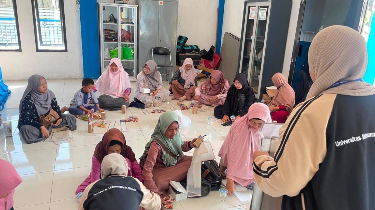 Program Laris KKN T Umsida Bekali Ibu Aisyiyah Keterampilan Produk Kreatif dan Pemasaran Berbasis AI
