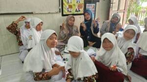 Rabu Penuh Kreasi, Mahasiswa KKN-02 Staim 2026 Ajak Siswa SDN Tamanprijek Menggambar dan Sulap Sampah Jadi Gantungan Kunci