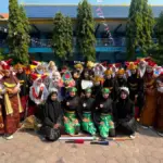 Santri Nusantara 9K SMPM 12 Paciran Tampilkan Keberagaman Budaya di Karnaval HUT ke-81 RI
