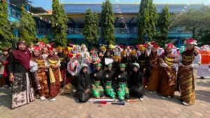 Santri Nusantara 9K SMPM 12 Paciran Tampilkan Keberagaman Budaya di Karnaval HUT ke-81 RI