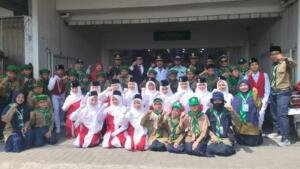 SD Mutu Kagumi Gelar Upacara HUT ke-81 RI di Jalan Utama Depan Pasar Balongpanggang