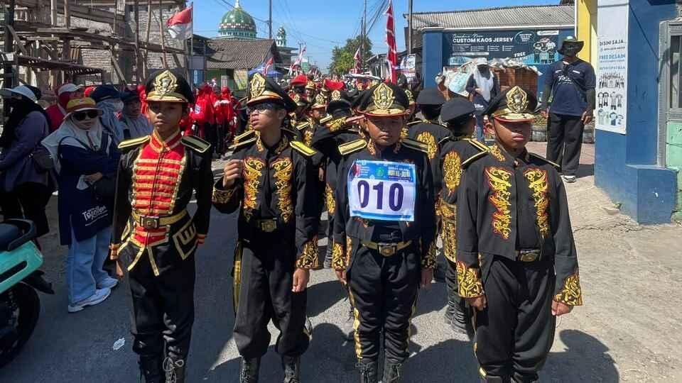 Mengikuti Antusiasnya Gerak Jalan Kecamatan Siswa SD Muhammadiyah 1 Krian