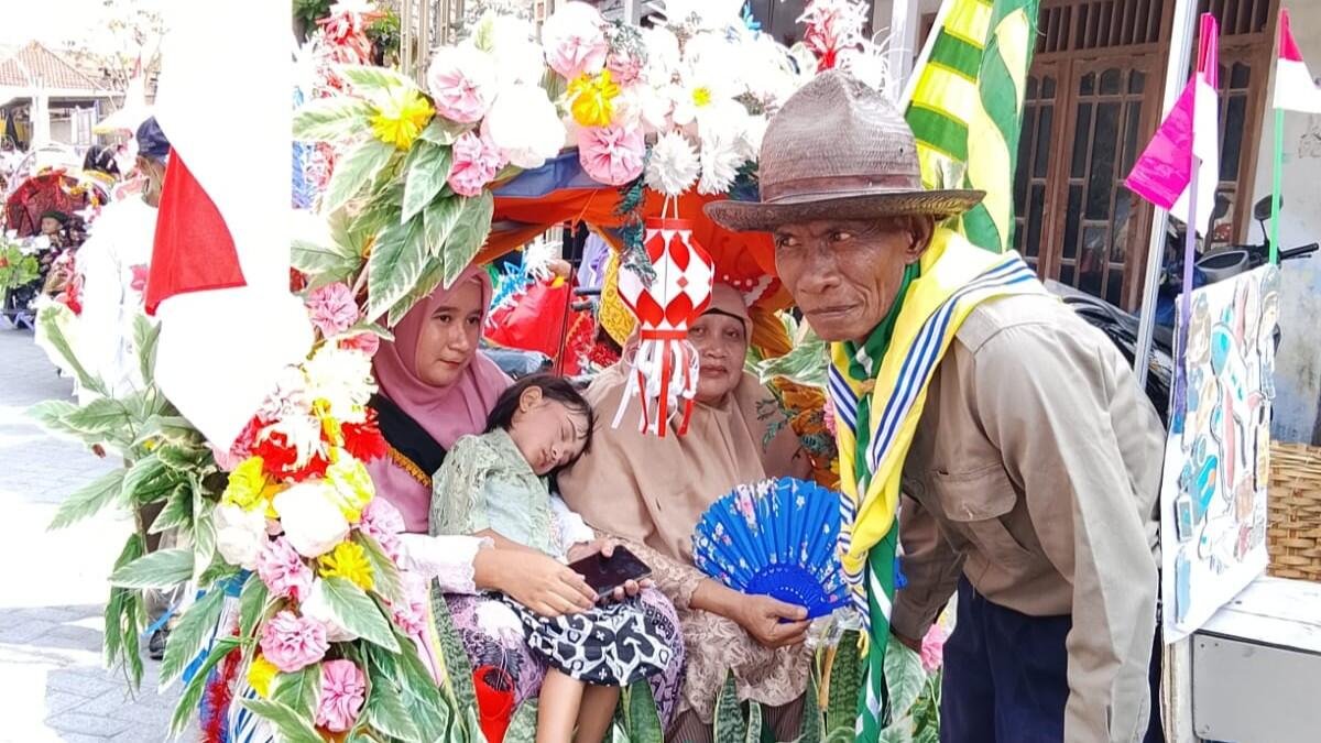 Semangat Tak Mengenal Usia, Pandu HW Tua dari Babat Ramaikan Karnaval Budaya Kebalandono