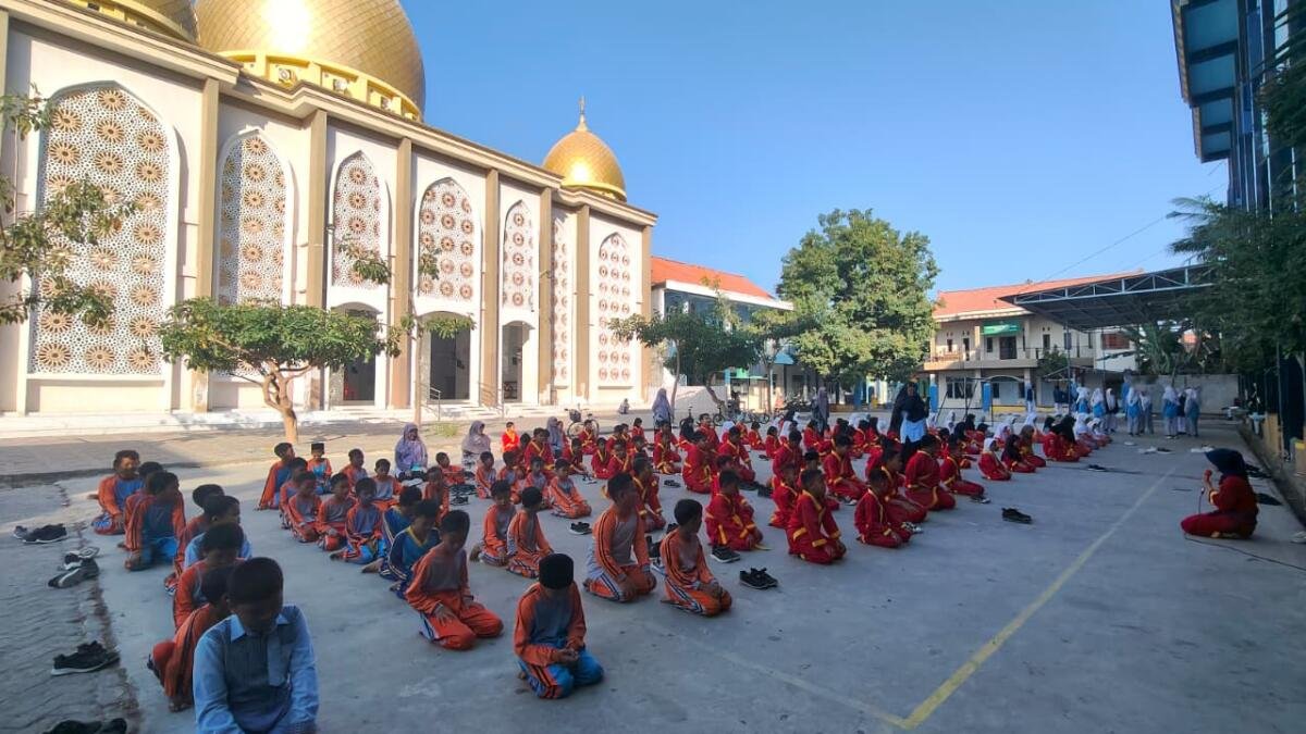 Semangat Tahun Ajaran Baru, Seluruh Siswa MI Muhammadiyah 5 Banyutengah Ikuti Latihan Tapak Suci Perdana