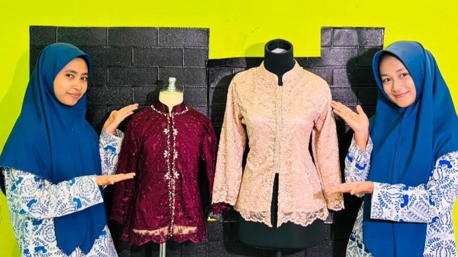 Semarak HUT ke-81 RI, Siswa Kelas XII Mamsaka Paciran Kreatif Menjahit Baju Kebaya