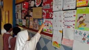 Semarak HUT RI, Kelas 4 Hidupkan Mading Sekolah dengan Karya Kreatif