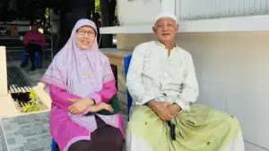 Senyum Bahagia Pengasuh Al-Ishlah Saksikan Ribuan Santri Karnaval HUT ke-81 RI