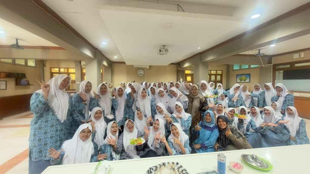 Serunya Pembinaan Berkala Perdana Melalui Praktik Membuat Dimsum