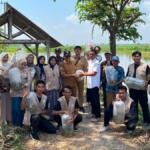 Sinergi dengan Dinas Peternakan dan Perikanan, Mahasiswa KKN STIT Muhammadiyah Bojonegoro Tebar 10 Ribu Benih Ikan