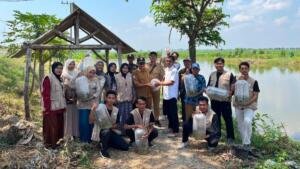 Sinergi dengan Dinas Peternakan dan Perikanan, Mahasiswa KKN STIT Muhammadiyah Bojonegoro Tebar 10 Ribu Benih Ikan