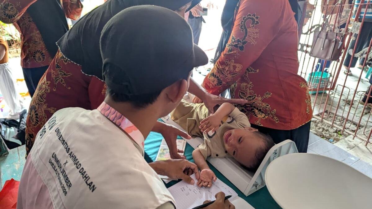Sinergi KKN Unmuh Jember dan UAD Dampingi Posyandu Bulanan di Desa Sumberasri