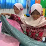 Siswa Kelas 2 SDMM Gresik Belajar Mandiri Melipat Mukena