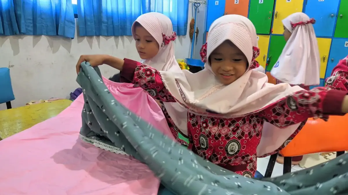 Siswa Kelas 2 SDMM Gresik Belajar Mandiri Melipat Mukena
