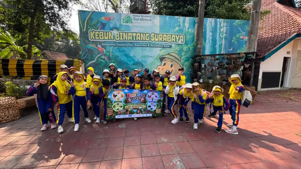 Siswa Kelas 3 SD Ikrom Belajar Siklus Hidup Hewan di KBS