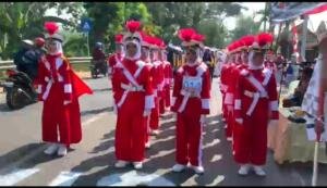 Siswa SD Muwri Tampil Kompak dalam Gerak Jalan HUT ke-81 Republik Indonesia di Wringinanom