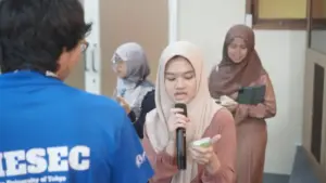 Siswa Smamita Kenalkan Jajanan Tradisional kepada Guest Teacher Asal Jepang