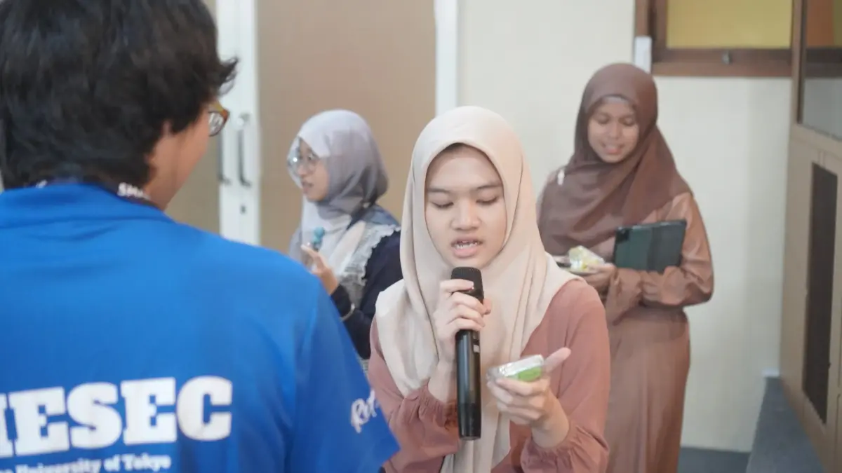 Siswa Smamita Kenalkan Jajanan Tradisional kepada Guest Teacher Asal Jepang