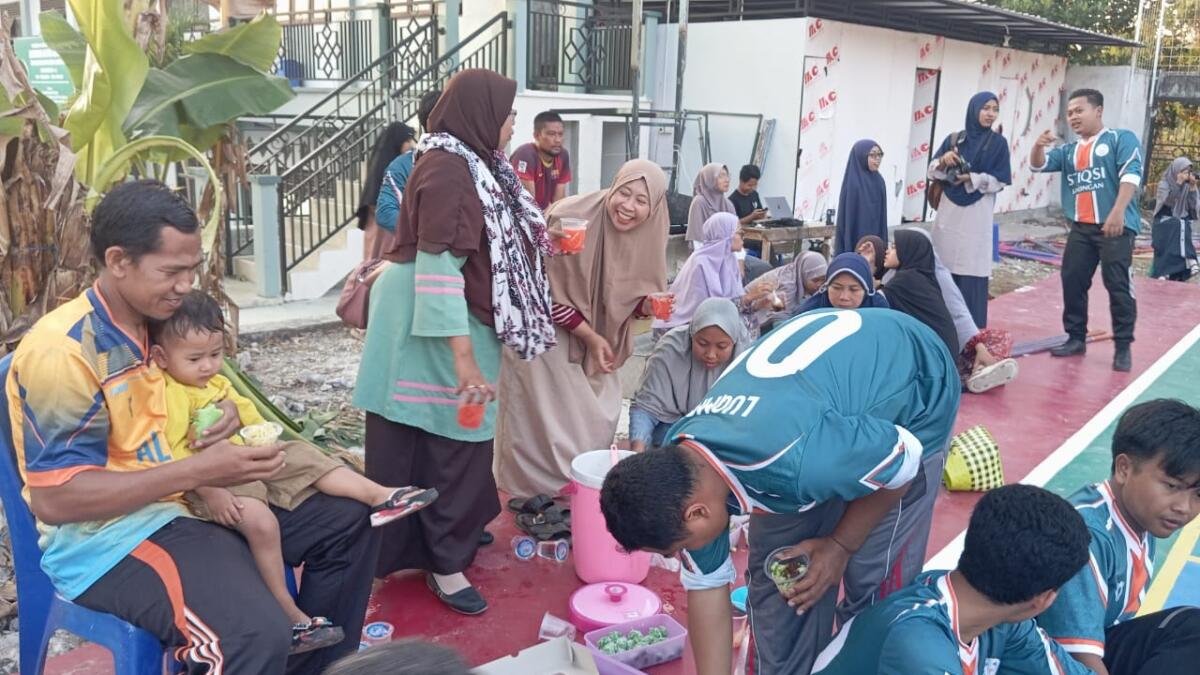 Suporter STIQSI FC “Nyuapi” Pemain dengan Empek-Empek dan Es Blewah