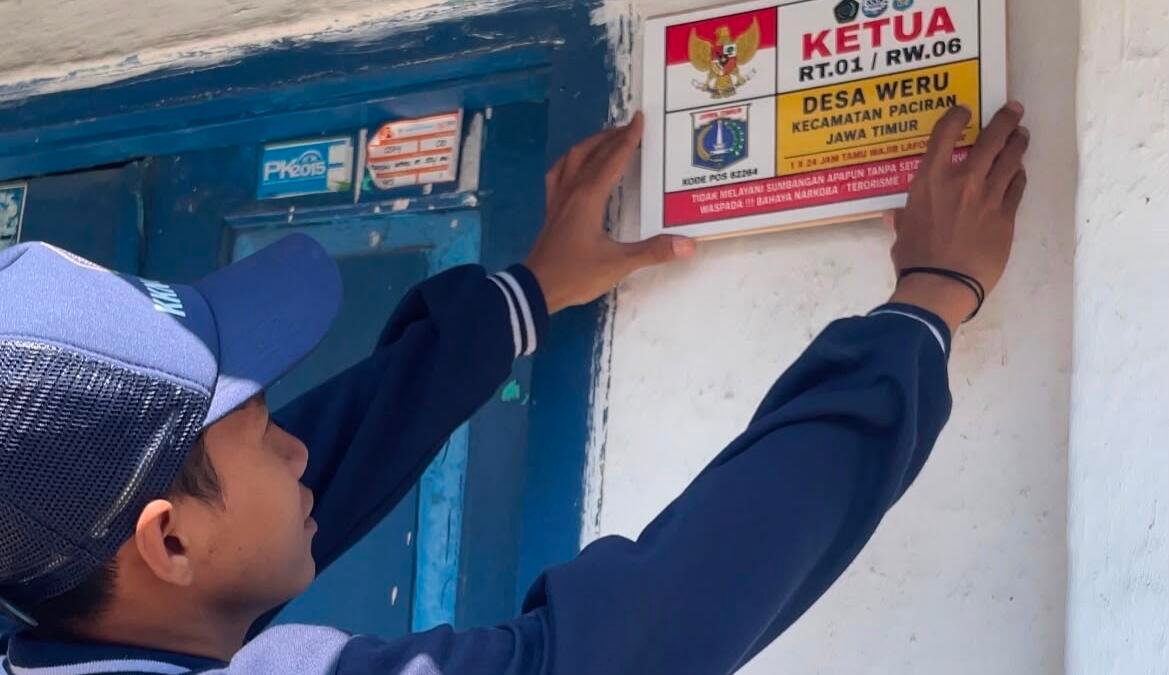 Tak Lagi Bingung Cari Alamat, KKN Umla Pasang Identitas Rumah Perangkat Desa RT/RW di Desa Weru