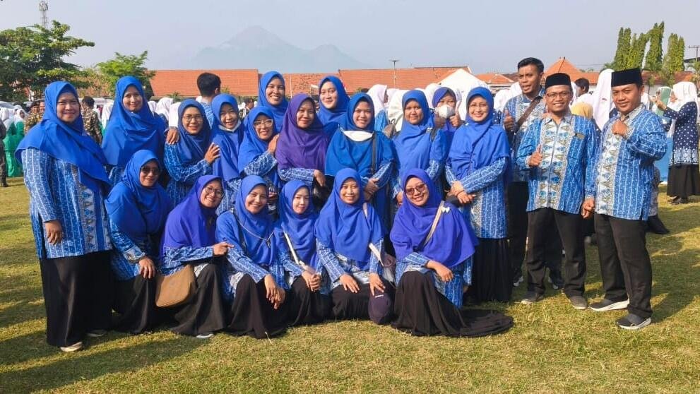 Tak Sekadar Seremonial, Guru dan Karyawan SD Muhammadiyah 2 Tulangan Ikuti Upacara HUT Ke-81 RI