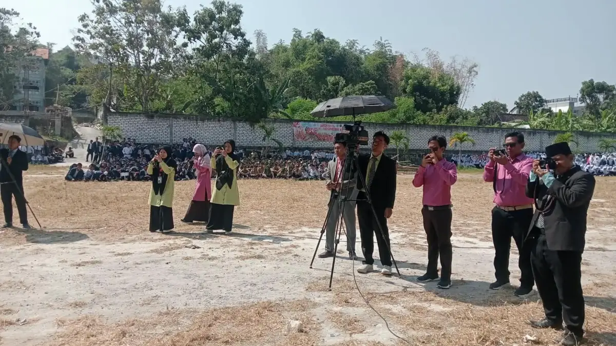 Tim Media Al-Ishlah, Tetap Berkarya di Tengah Terik Upacara HUT RI