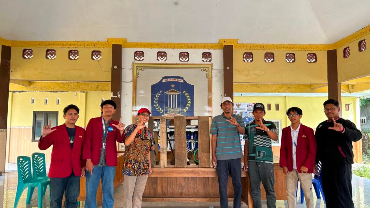 Tingkatkan Akses Air Siap Minum, KKN Berdampak UMM Serahkan Mesin Filter UV di Lamongan