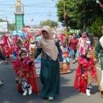 Si Kembar Jadi Maskot Pawai Budaya Nusantara TK ABA II Kota Probolinggo