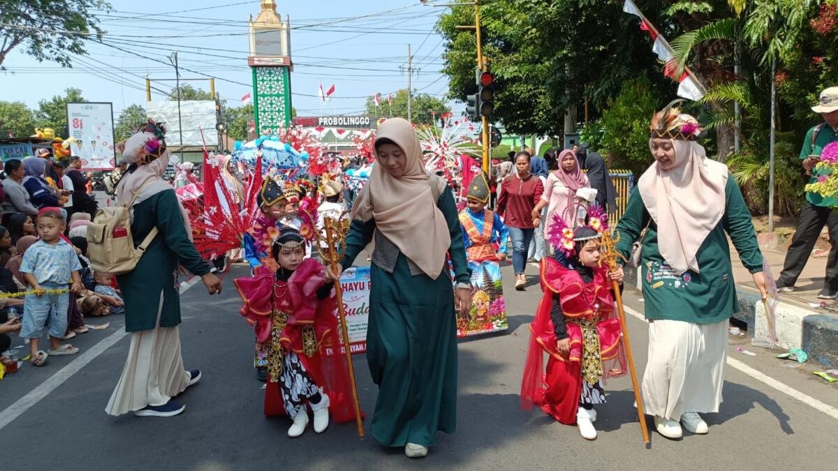 Si Kembar Jadi Maskot Pawai Budaya Nusantara TK ABA II Kota Probolinggo