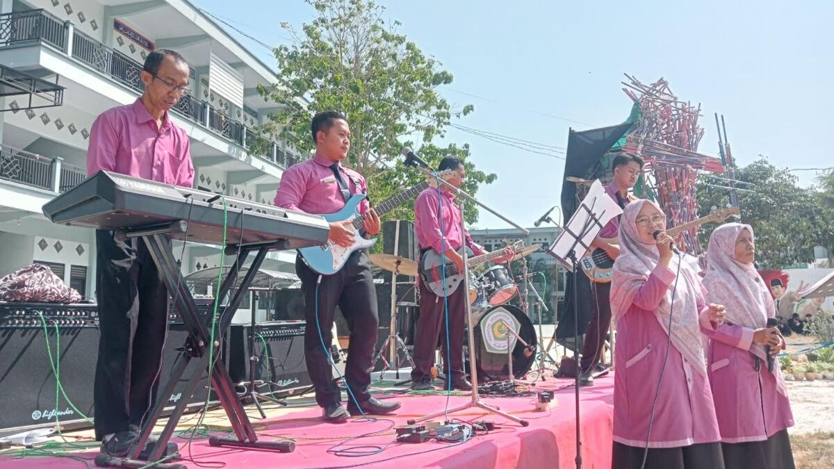 Tunjukkan Aksi Kebersamaan, Band Kolaborasi Guru Madin, SMPM 12, dan MA Al-Ishlah Meriahkan Upacara 17 Agustus