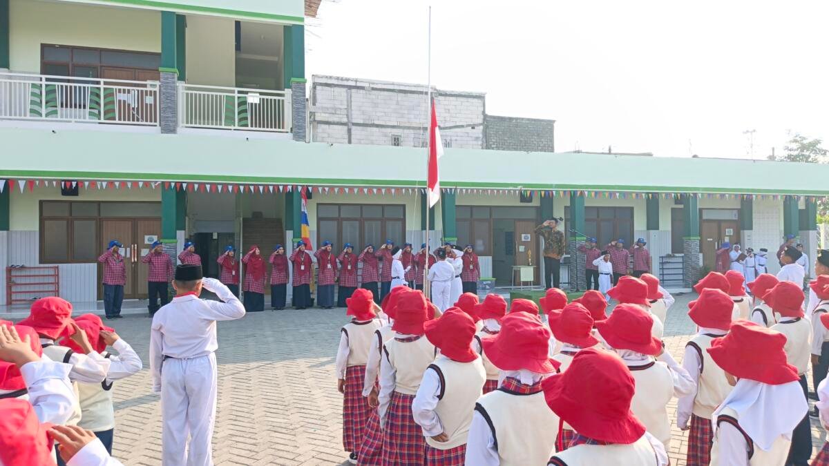 Upacara HUT RI ke-81 di SD Almadany Dipimpin Ketua PRM Kedanyang