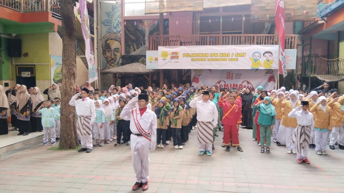 Upacara HUT RI ke-81, Siswa SD Muhammadiyah 16 Surabaya Belajar Memaknai Kemerdekaan