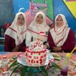 Wali Murid MIM 02 Pondok Modern Paciran Adu Kreativitas lewat Kreasi Bolet