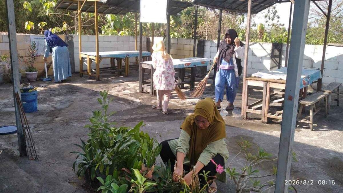 Wali Murid SD Muhammadiyah Melirang Gotong Royong Sambut HUT ke-81 RI