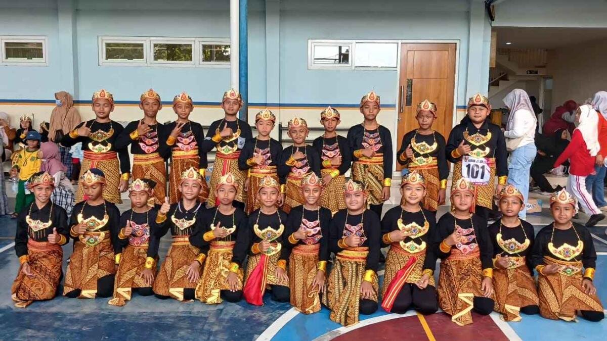 Wayang Kuat, Sekolah Hebat! SD Muhammadiyah 8 Tulangan Raih Juara 3 Gerak Jalan Kecamatan